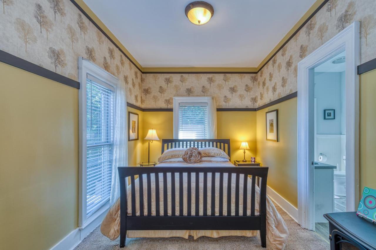 Monroe Manor Inn Саут-Хейвен Экстерьер фото
